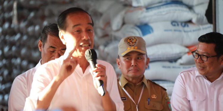 Presiden Jokowi Tinjau Stok Beras dan Salurkan Bantuan Pangan Cadangan