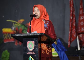 Asisten Ekbang Setda Prov Kalteng Sri Widanarni bacakan sambutan