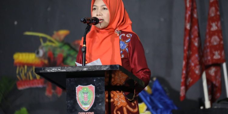 Asisten Ekbang Setda Prov Kalteng Sri Widanarni bacakan sambutan