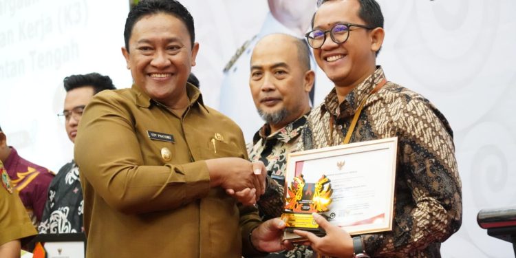 Dalam Rangka Bulan K3, Wagub Edy Pratowo Serahkan Penghargaan Zero Accident ke Perusahaan di Kalteng