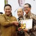 Dalam Rangka Bulan K3, Wagub Edy Pratowo Serahkan Penghargaan Zero Accident ke Perusahaan di Kalteng
