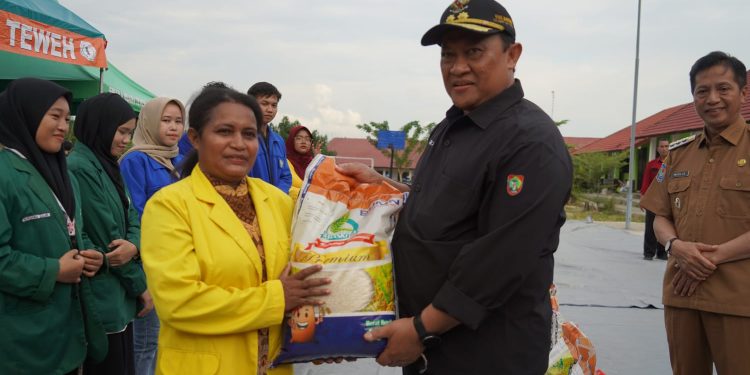 Wagub Kalteng Gratiskan 1.500 Paket Sembako untuk Mahasiswa Barito Utara