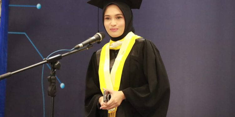 Ketua TP-PKK Kalteng Ivo Sugianto Sabran Motivasi Wisudawan agar Bermanfaat Bagi Orang Lain