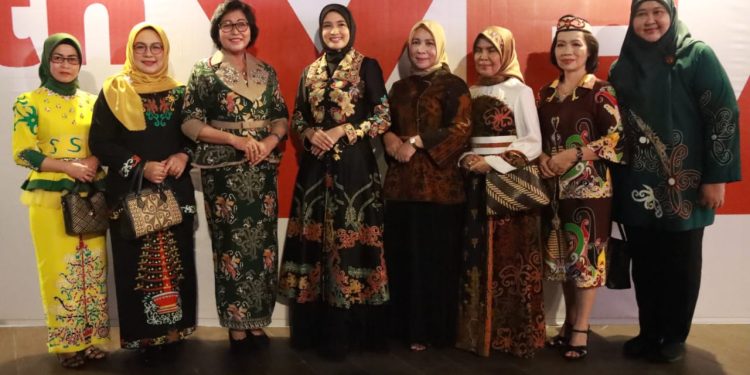 Hadiri Fashion Show Wastra Kalteng, Ketua Dekranasda Ivo Sugianto Sabran: Sebagai Masyarakat Kalteng Saya Bangga