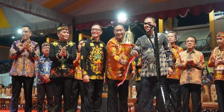 Didampingi Wagub Kalteng, Wamen Agama Buka PESPARAWI ke-17 Tingkat Prov. Kalteng Tahun 2024