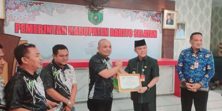 Pj Bupati Barsel Terima Penghargaan Dari Ketua Umum PWI Pusat