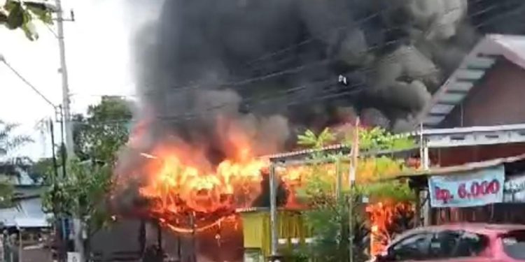 Si Jago Merah ‘Mengamuk’ di Jalan Bukit Keminting
