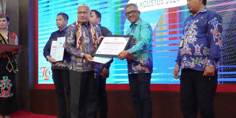 Kepala Badan Kesbangpol Prov. Kalteng Terima Penghargaan dari BNN RI