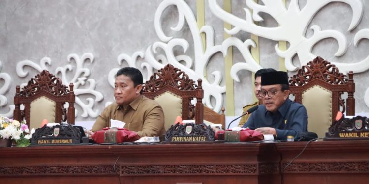 Wagub H. Edy Pratowo Sampaikan Pidato Penjelasan/Jawaban Gubernur Kalteng Atas Pemandangan Umum Fraksi-Fraksi DPRD