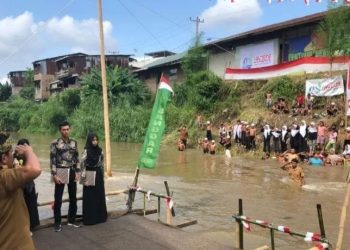 Warga Kampung Aur Peringati HUT ke-79 RI di Sungai Deli Medan