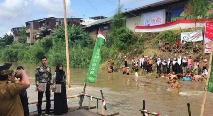 Warga Kampung Aur Peringati HUT ke-79 RI di Sungai Deli Medan