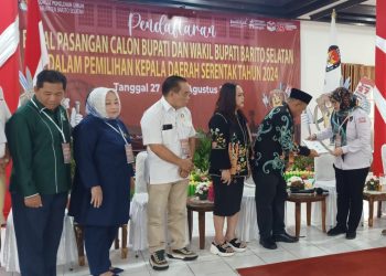 Pasangan Juana dan Tini Daftar ke KPU Barsel Diiringi Hadrah dan Tarian Dayak