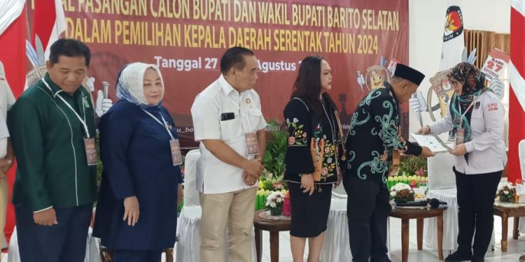 Pasangan Juana dan Tini Daftar ke KPU Barsel Diiringi Hadrah dan Tarian Dayak