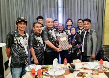 KONI Barsel Serahkan Bantuan Hibah Kepada Siwo PWI Barsel