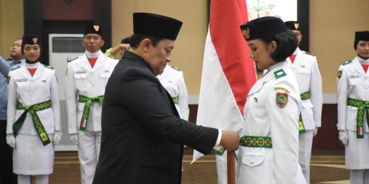 Wagub Edy Pratowo Kukuhkan 54 Anggota Paskibraka Kalteng