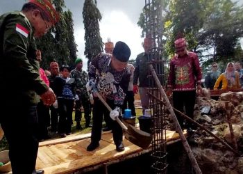 Pj Bupati Barsel Letakan Batu Pertama Pembangunan Rumah Betang