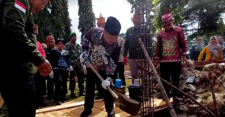 Pj Bupati Barsel Letakan Batu Pertama Pembangunan Rumah Betang
