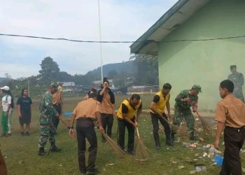 Menyambut HUT RI ke-79, TNI Polri Gotong Royong Bersihkan Lingkungan