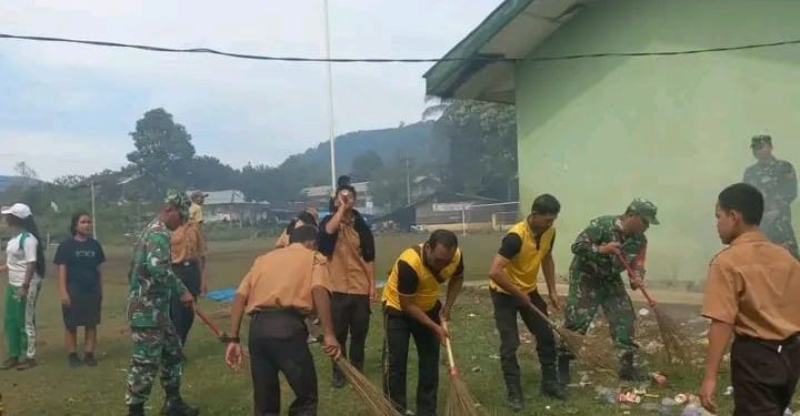 Menyambut HUT RI ke-79, TNI Polri Gotong Royong Bersihkan Lingkungan