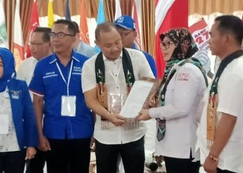 Edy Raya – Tanto Mendaftar Ke KPU Diantar Ratusan Massa
