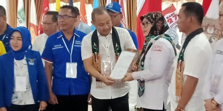 Edy Raya – Tanto Mendaftar Ke KPU Diantar Ratusan Massa