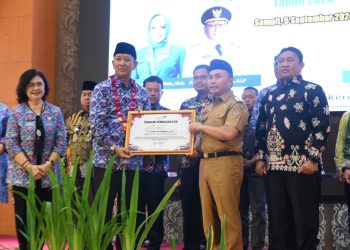 Gubernur Kalteng Berikan Piagam Penghargaan Pada Peringatan Harganas dan HAN Tahun 2024