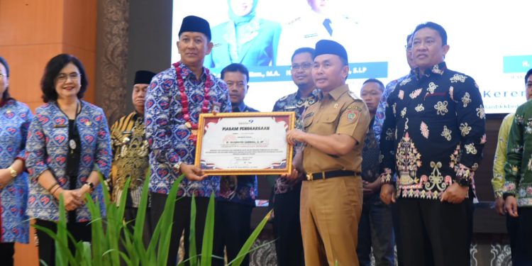 Gubernur Kalteng Berikan Piagam Penghargaan Pada Peringatan Harganas dan HAN Tahun 2024