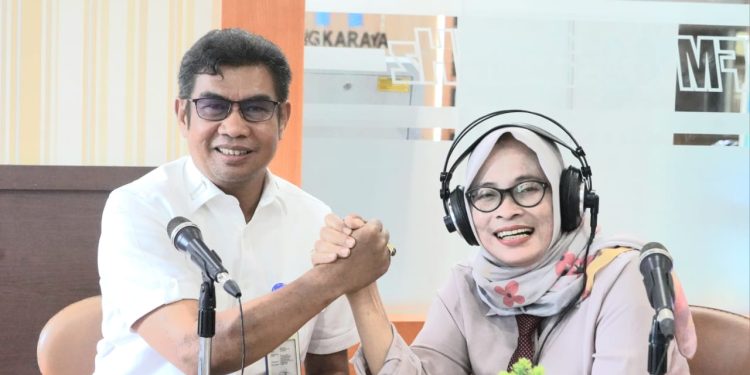Kadis Kominfosantik Kalteng Bacakan Warta Berita Spesial di RRI Pro 1 Palangka Raya