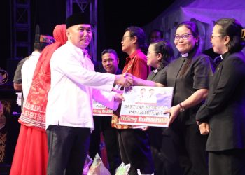 Antusias Hadiri Kalteng Bermazmur, Ribuan Umat Kristiani Banjiri Stadion Mini Kuala Kurun