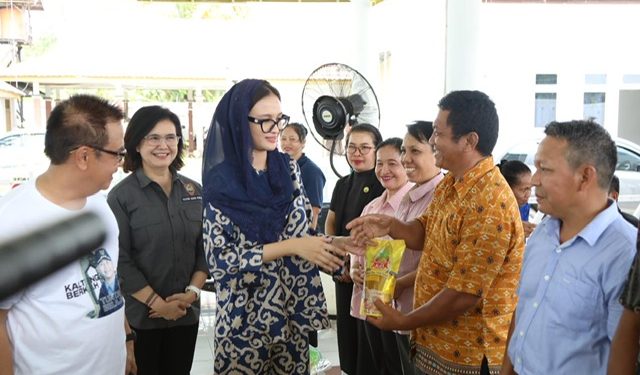 Berikan 5000 Paket Sembako di Gumas, Ketua TP-PKK Ivo Sugianto: Ini Bentuk Kepedulian Gubernur dan Jajaran di Pemprov Kalteng