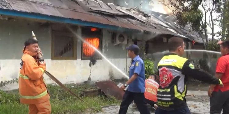 Rumah Dinas Pegawai Telkom di Palangka Raya Hangus Terbakar