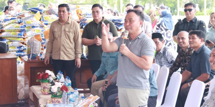 Gubernur Sugianto Sabran Kembali Gratiskan Paket Sembako Pasar Murah di Kabupaten Lamandau