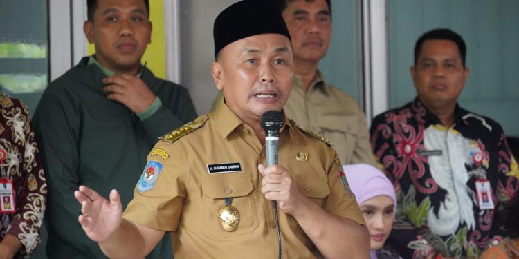 Warga Antusias Sambut Kedatangan Gubernur Sugianto Sabran Buka Pasar Murah
