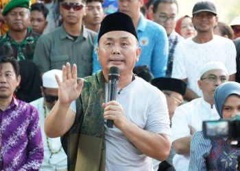 Gubernur Sugianto Sabran Salurkan Bantuan Sembako dan Buka Pasar Murah di Desa Muara Laung