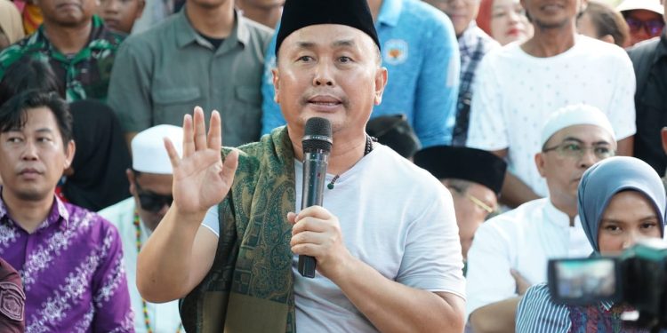 Gubernur Sugianto Sabran Salurkan Bantuan Sembako dan Buka Pasar Murah di Desa Muara Laung