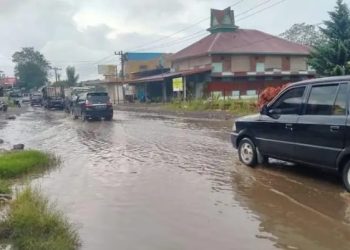 Banjir Menutupi Badan Jalan Nasional Saribudolok Kabupaten Simalungun