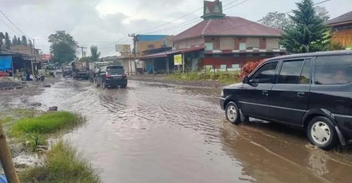 Banjir Menutupi Badan Jalan Nasional Saribudolok Kabupaten Simalungun