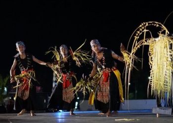 Antusias Masyarakat Saksikan Gelar Seni Budaya Kalteng di Bundaran Besar