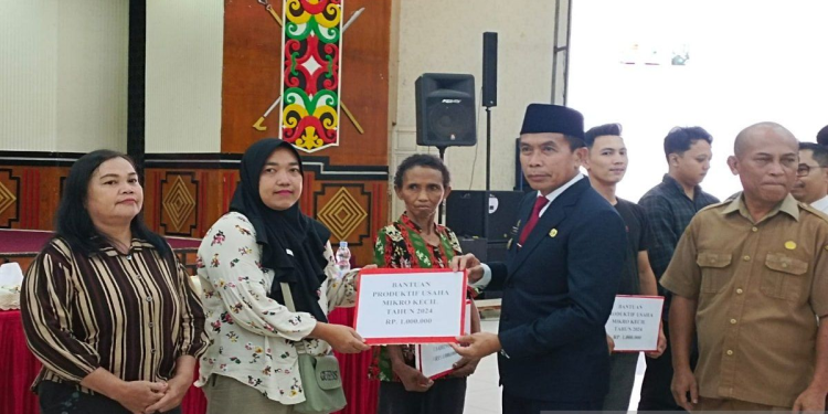 Pemkab Murung Raya Salurkan Bantuan Dana untuk 450 Pelaku UMKM