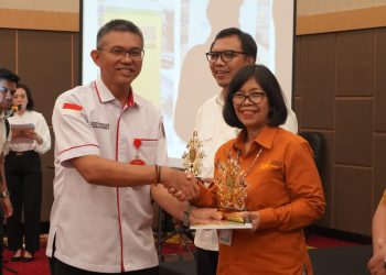 Sahli Pemkumpol Serahkan Penghargaan kepada Penerbit dan Produsen Karya Rekam Aktif