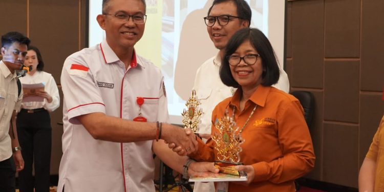 Sahli Pemkumpol Serahkan Penghargaan kepada Penerbit dan Produsen Karya Rekam Aktif