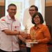Sahli Pemkumpol Serahkan Penghargaan kepada Penerbit dan Produsen Karya Rekam Aktif