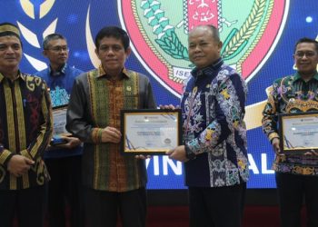 Plh. Asisten Pemkesra Hadiri Selebrasi Penyerahan Hasil Survei Kepatuhan Pelayanan Publik 2024