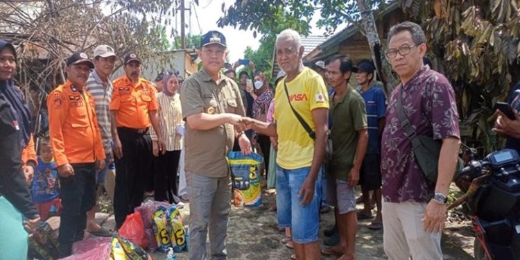 Pj. Bupati Barito Selatan Berikan Bantuan Terdampak Kebakaran di Desa Mabuan