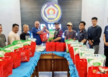 PWI Barsel Bagikan Bingkisan Natal Bagi Anggota