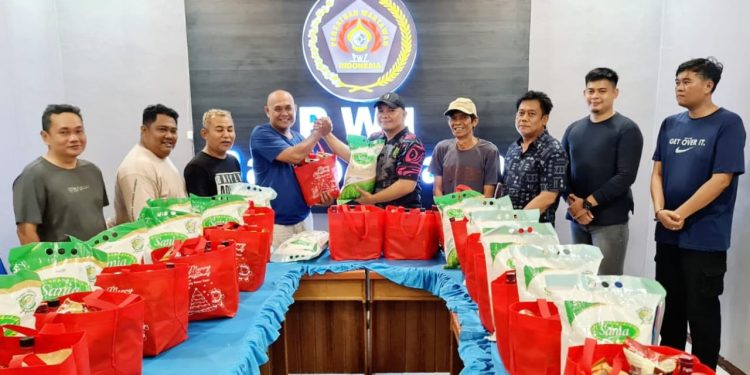 PWI Barsel Bagikan Bingkisan Natal Bagi Anggota