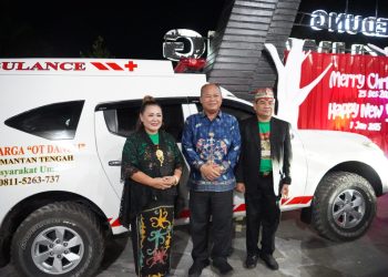 Plh. Asisten Pemkesra Serahkan Hibah Ambulance Pada Perayaan Natal KWOD Tahun 2024