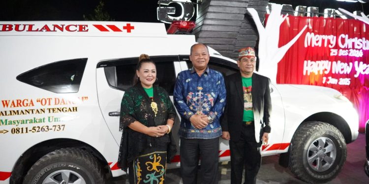 Plh. Asisten Pemkesra Serahkan Hibah Ambulance Pada Perayaan Natal KWOD Tahun 2024