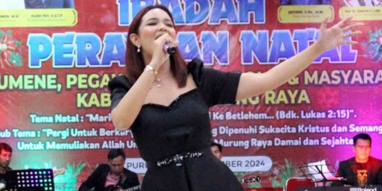 Pj Bupati Mura Didampingi Istri Hadiri Perayaan Natal Oikumene Di GPU Tira Tangka Balang