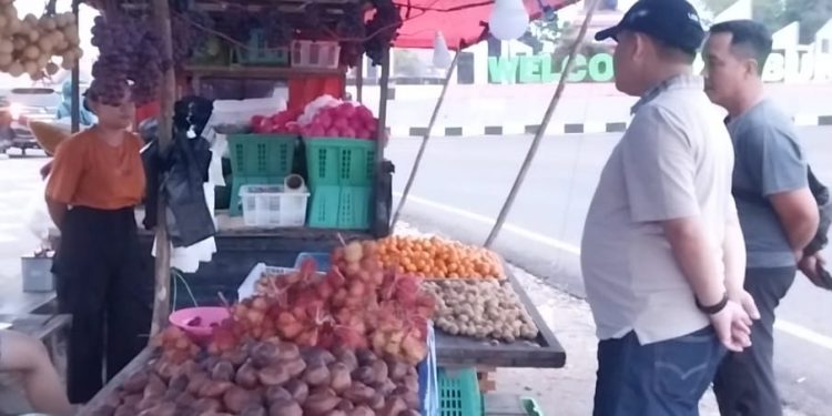 Dukung Keberadaan UMKM dan PKL, Pj. Bupati Barsel Tinjau Fasilitas Publik di Bundaran Sababilah